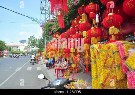 Nha Trang, Vietnam - 7 Février 2016 : des lampions rouges et lucky articles sont en vente dans la nouvelle année lunaire dans la rue du Vietnam Banque D'Images