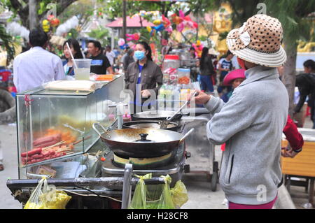 Vietnam, Cam Ranh - Février 9, 2016 : Vendeurs de rue sont au service des gens dans le nouvel an lunaire au Vietnam Banque D'Images