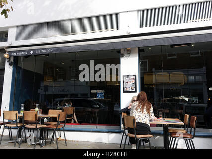 Une centaine d'Islington Upper street restaurant, Islington, Londres Banque D'Images