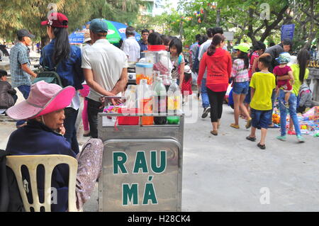 Vietnam, Cam Ranh - Février 9, 2016 : Vendeurs de rue sont au service des gens dans le nouvel an lunaire au Vietnam Banque D'Images