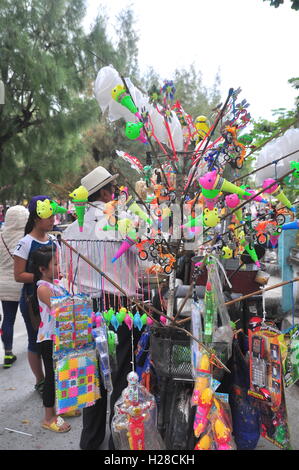 Vietnam, Cam Ranh - Février 9, 2016 : ambulants vendent des jouets et des choses dans une pagode de la chance sur le premier jour de la nouvelle lune vous Banque D'Images