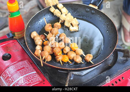 Vietnam, Cam Ranh - Février 9, 2016 : l'abondance des aliments de rue en fournisseurs dans le nouvel an lunaire au Vietnam Banque D'Images