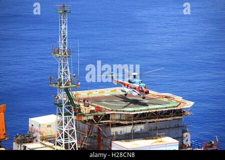 Vung Tau, Vietnam - Mai 17, 2016 : Un hélicoptère atterrit sur une plate-forme pétrolière dans la mer du Vietnam Banque D'Images