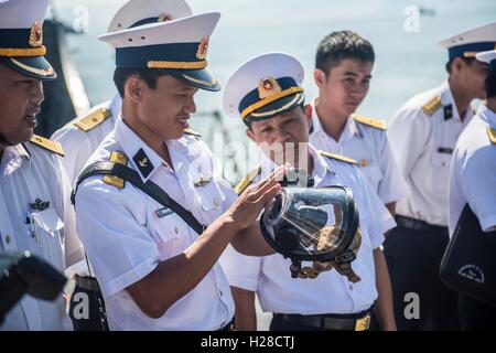 Vietnam peuples marins Marine examiner un masque respiratoire pendant un événement de formation pour l'activité d'engagement naval Vietnam à bord de la marine américaine de la classe Arleigh Burke destroyer lance-missiles USS Fitzgerald, 7 avril 2015 à Da nang, Vietnam. Banque D'Images