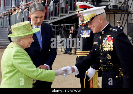 La reine Elizabeth II de Grande-bretagne est accueilli par le Corps des Marines américains Commandant général James F. Amos en qualité de secrétaire d'Philip Hammond regarde elle arrive à la Marine royale de battre en retraite à la spectaculaire musique Horse Guards Parade le 4 juin 2014 à Londres, en Angleterre. Banque D'Images