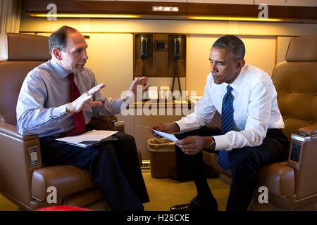 Le président des États-Unis, Barack Obama, et Anciens Combattants Secrétaire Robert McDonald discuter et partager des notes à bord de l'avion Air Force One, le 26 août 2014 en vol à Charlotte, Caroline du Nord. Banque D'Images