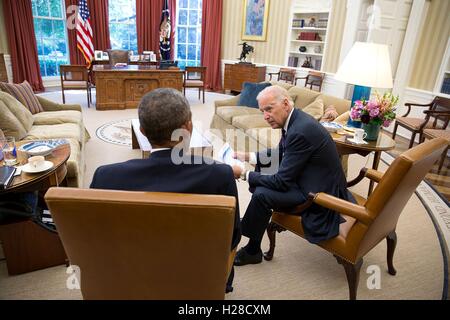 Le président des États-Unis, Barack Obama, des entretiens avec le Vice-président Joe Biden dans le bureau ovale de la Maison Blanche, le 26 août 2014 à Washington, DC. Banque D'Images