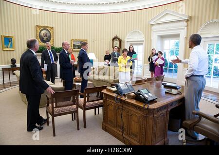 Le président des États-Unis, Barack Obama rencontre les membres du personnel de haut niveau dans le bureau ovale de la Maison Blanche, le 28 août 2014 à Washington, DC. Banque D'Images