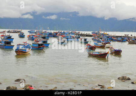 Nha Trang, Vietnam - Octobre 5, 2011 : bateaux de pêche sont mouillage dans un port de Nha Trang Banque D'Images