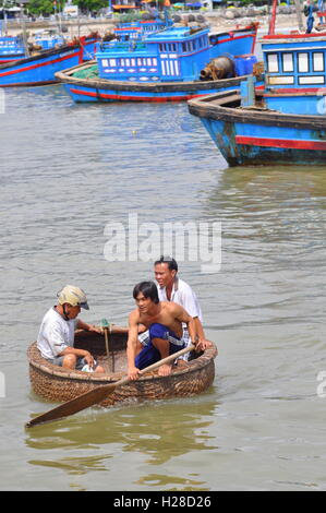 Nha Trang, Vietnam - Octobre 5, 2011 : les pêcheurs sont une de leurs navires au port dans un panier voile Banque D'Images