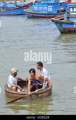 Nha Trang, Vietnam - Octobre 5, 2011 : les pêcheurs sont une de leurs navires au port dans un panier voile Banque D'Images