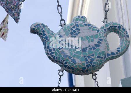 Mosaïque décorative d'une théière accroché par des chaînes Banque D'Images