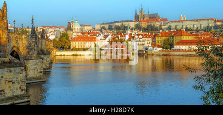 Vue sur le quartier du château, la Cathédrale St Vitus et du Pont Charles, de la rivière Vltava in early morning light, Prague, République tchèque. Banque D'Images