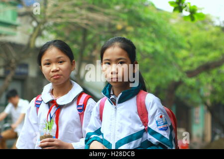 Nam Dinh, au Vietnam - 30 mars 2010 : Deux élèves sont à l'école à pied sur la rue de la ville de Nam Dinh dans le nord du Vietnam Banque D'Images