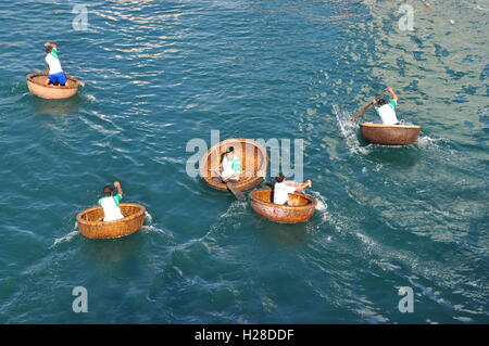 Nha Trang, Viêt Nam - Juillet 14, 2015 : les pêcheurs sont racing par bateaux panier dans la mer de la baie de Nha Trang Banque D'Images