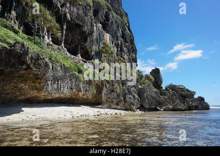 Falaise calcaire érodé avec cave sur la rive de l'île de Rurutu, l'océan Pacifique, l'archipel des Australes, Polynésie Française Banque D'Images