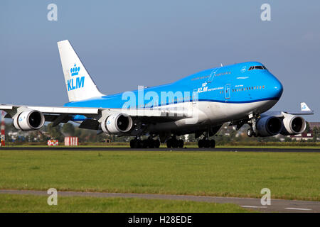 KLM Royal Dutch Airlines Boeing 747-400 atterrit sur la piste 18R de l'aéroport de Schipol à Amsterdam. Banque D'Images