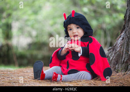 Petite fille portant un costume de coccinelle Banque D'Images