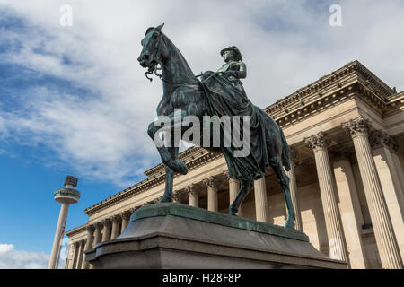 Statue de la reine Victoria en face de St George's Hall à Liverpool, Royaume-Uni Banque D'Images