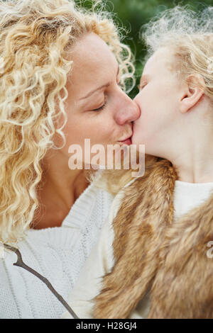 Kiss entre mère et fille que l'amour familial portrait Banque D'Images