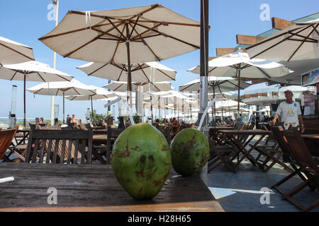 Rio de Janeiro, Brésil, le 15 août 2016 : : Restaurant au bord de la Praia do Forte à Cabo Frio, Brésil ville côtière situé à i Banque D'Images