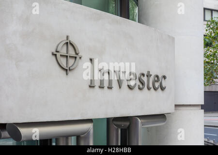 Le logo de la banque d'investissement Investec affiche à l'extérieur de bureau dans la ville de London, UK Banque D'Images