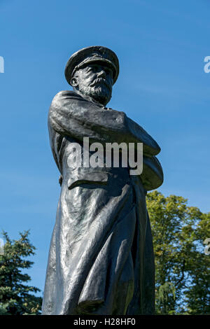 Statue d'Edward John Smith, capitaine du Titanic, par Kathleen Scott 1914, Beacon Park, Lichfield, Staffordshire, England, UK Banque D'Images