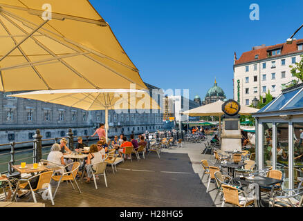 Café sur les rives de la rivière Spree, Spreeufer, Nikolaiviertel, Berlin, Allemagne Banque D'Images