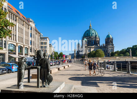 Berlin, Allemagne. Vue vers la rivière Spree et le Berliner Dom (Cathédrale de Berlin) sur l'île aux musées (Museuminsel) à partir de la Burgstrasse. Banque D'Images