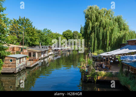 Le canal Flutgraben avec Club der Visionare à droite et à gauche, le restaurant Freischwimmer Kreuzberg, Berlin, Allemagne Banque D'Images