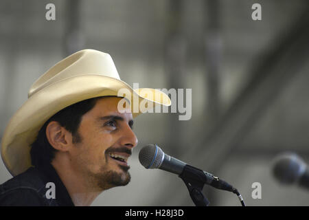 Le chanteur de country Brad Paisley réalise pour troupes pendant une visite surprise par le président Barack Obama pour l'aérodrome de Bagram le 25 mai 2014 en Afghanistan. Banque D'Images