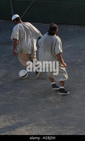 Les détenus de la guerre contre le terrorisme de jouer au soccer dans la zone de loisirs du Camp de 6 dans le groupe de travail conjoint Guantanamo Mars 1, 2011 dans la baie de Guantanamo, Cuba. Banque D'Images