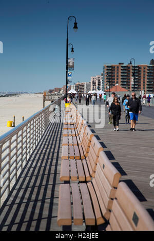 Les gens se promener sur la promenade de Long Beach, New York Banque D'Images