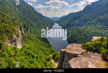 Une vue magnifique sur le lac inférieur de la rivière Ausable de l'Indian Head Lookout dans la région des hauts sommets des montagnes Adirondack de New York Banque D'Images