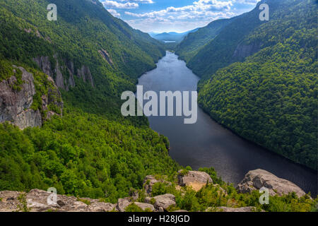 Une vue magnifique sur le lac inférieur de la rivière Ausable de l'Indian Head Lookout dans la région des hauts sommets des montagnes Adirondack de New York Banque D'Images