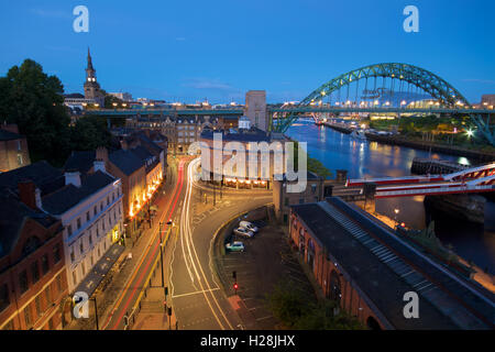 Regardant vers le bas à la tombée de la High Level Bridge vers dune et le pont Tyne, Tyne et Wear, Newcastle, Royaume-Uni. Banque D'Images