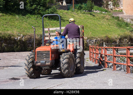 Deux vieillards sur un petit tracteur Banque D'Images