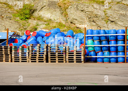 Mollosund, Suède - septembre 9, 2016 : l'environnement documentaire de barils en plastique bleu empilés et empilés dans la zone de stockage dans la région de ha Banque D'Images