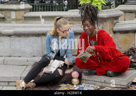 Une voyante lecture de carte de tarot à Union Square Park à Manhattan, New York City Banque D'Images