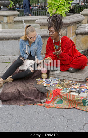 Une voyante lecture de carte de tarot à Union Square Park à Manhattan, New York City Banque D'Images