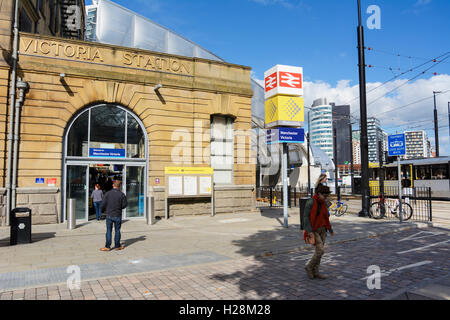 Les lignes de tram métro entrant dans la gare Victoria de Manchester, Angleterre. Banque D'Images