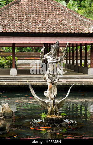 L'INDONÉSIE, Bali, Pura Sebatu, temple de Gunung Kawi, dieu hindou Saraswati sur swan fountain Banque D'Images