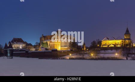 Des Chevaliers teutoniques à Malbork château la nuit.Liste du patrimoine mondial de l'UNESCO. Banque D'Images