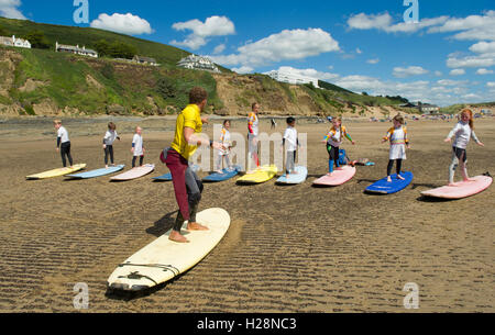 Les enfants apprendre à surfer Banque D'Images