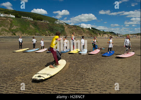 Les enfants apprendre à surfer Banque D'Images