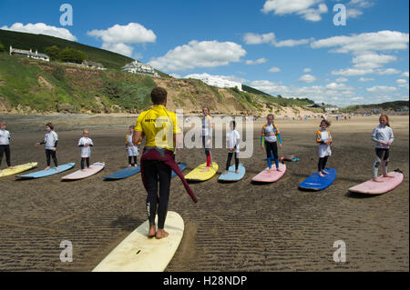 Les enfants apprendre à surfer Banque D'Images