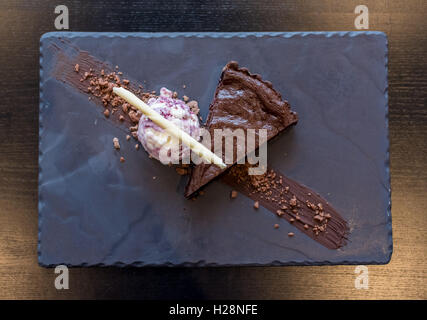 Gâteau au chocolat et la crème glacée sur une plaque en ardoise Banque D'Images