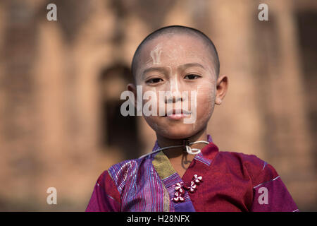 Une nonne bouddhiste local à la pagode de Mingun Mingun,, Sagaing, Myanmar. Banque D'Images