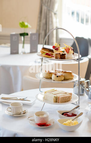 Du thé et des gâteaux à la crème Devon sur un cake stand Banque D'Images