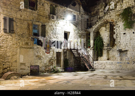 Photo de nuit de Dioclétien qui est la principale attraction touristique de Split, Banque D'Images